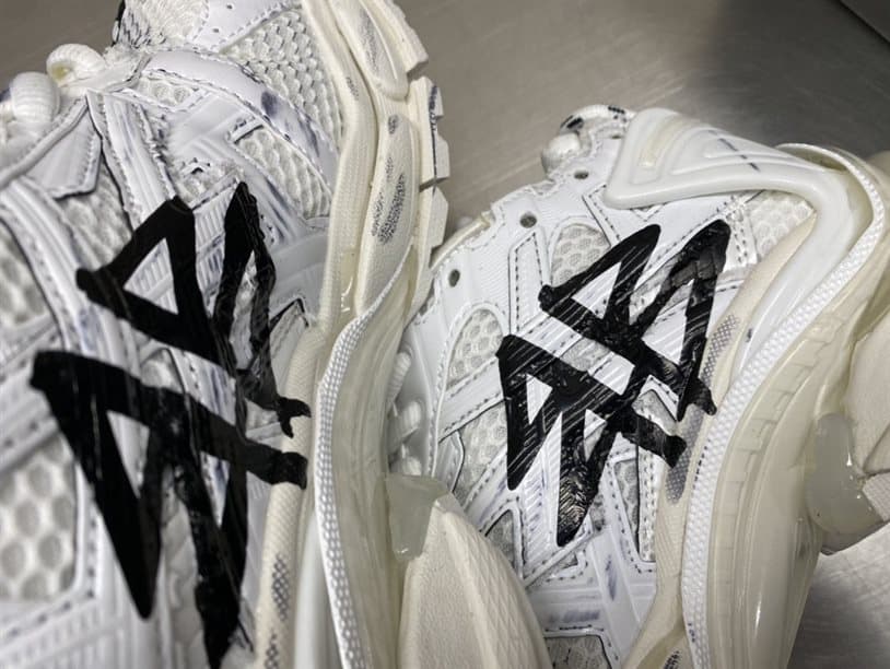 BALENCIAGA MEN'S RUNNER GRAFFITI TRAINERS - BB218