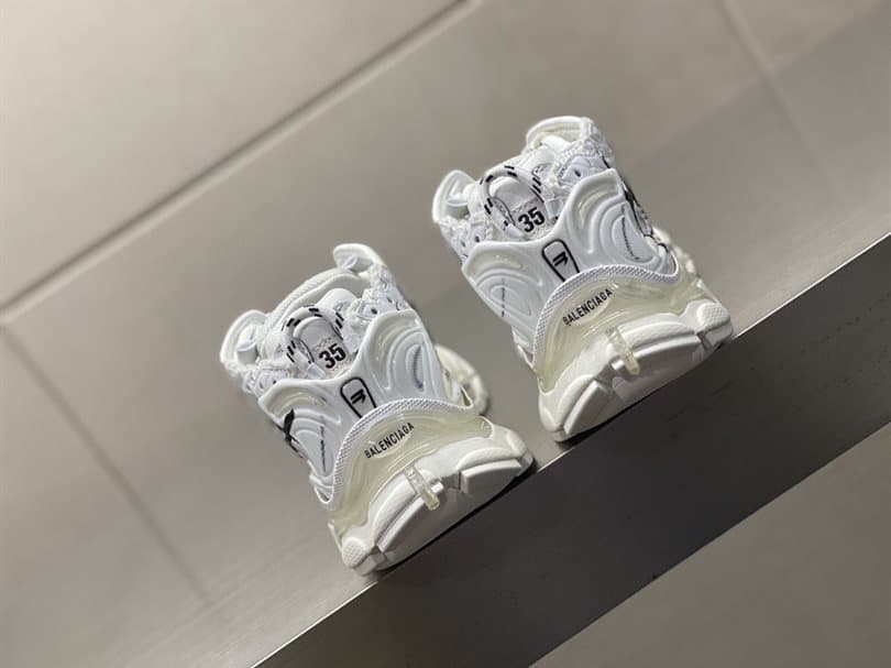 BALENCIAGA MEN'S RUNNER GRAFFITI TRAINERS - BB218