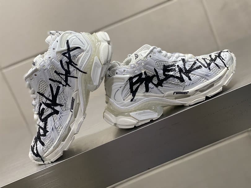 BALENCIAGA MEN'S RUNNER GRAFFITI TRAINERS - BB218