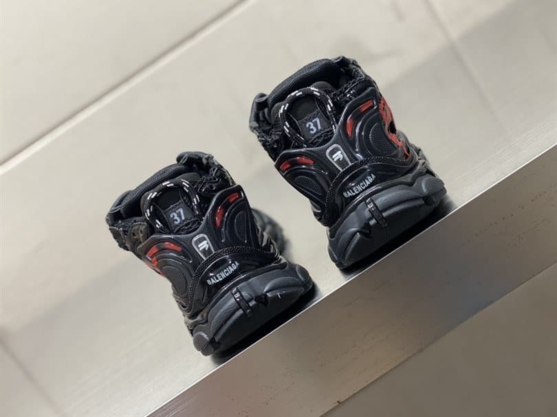 BALENCIAGA MEN'S RUNNER GRAFFITI TRAINERS - BB219