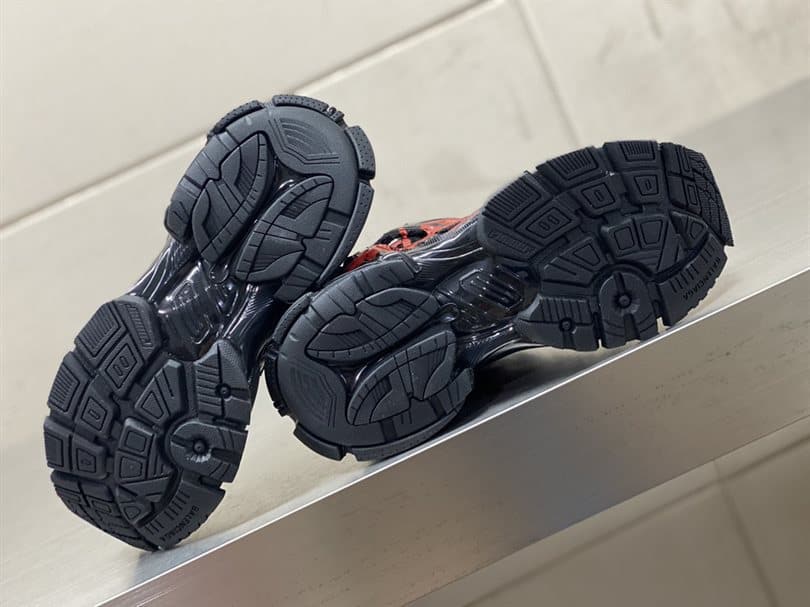 BALENCIAGA MEN'S RUNNER GRAFFITI TRAINERS - BB219