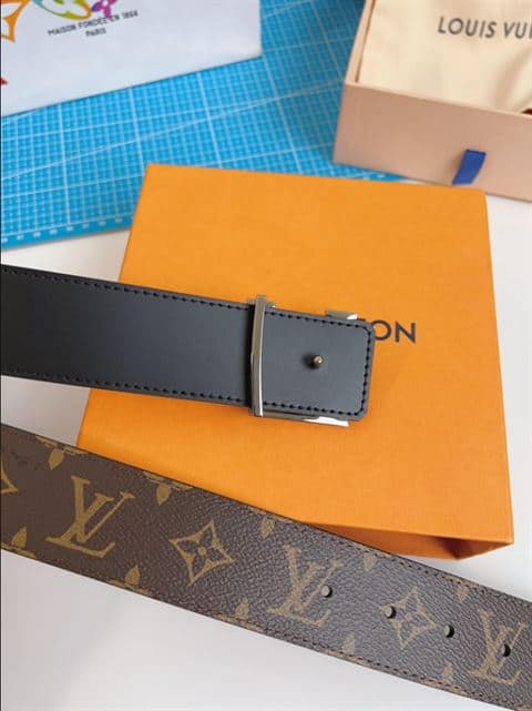 LOUIS VUITTON INITIALES 40MM REVERSIBLE BELT - B187