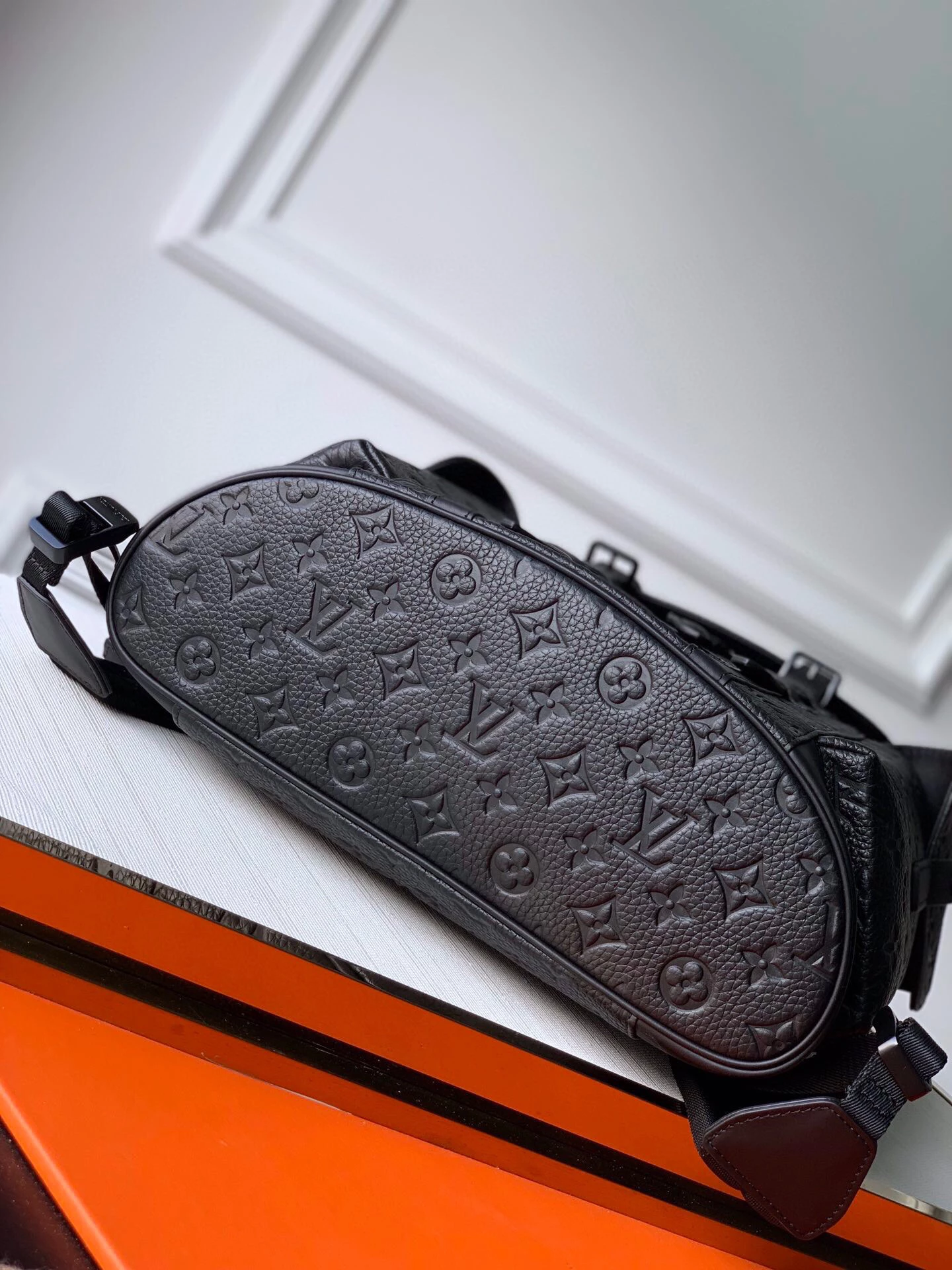 LOUIS VUITTON CHRISTOPHER MM - LBV373