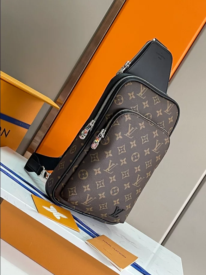 LOUIS VUITTON AVENUE SLINGBAG - LBV413