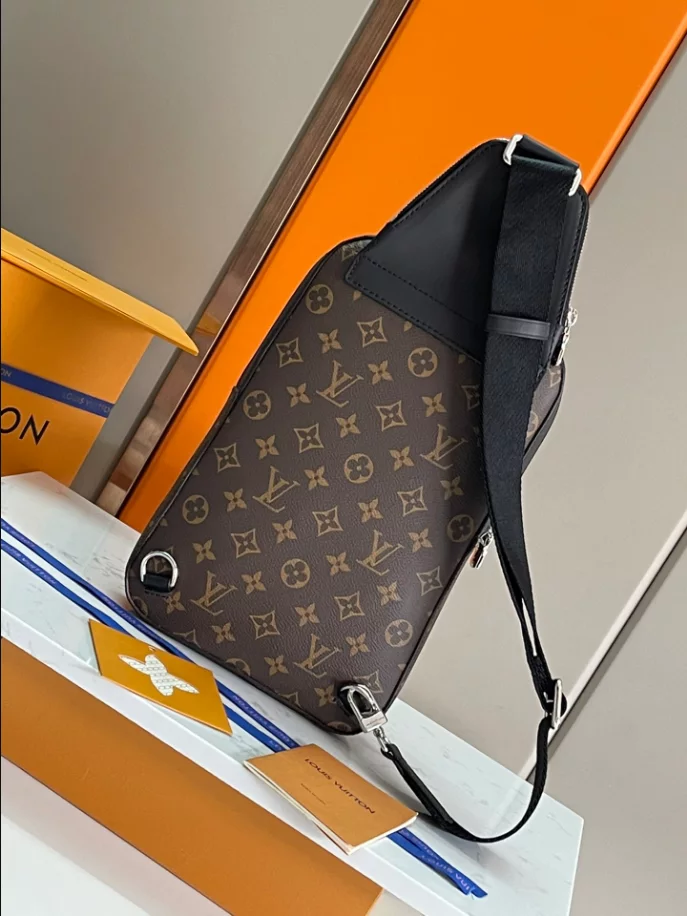 LOUIS VUITTON AVENUE SLINGBAG - LBV413