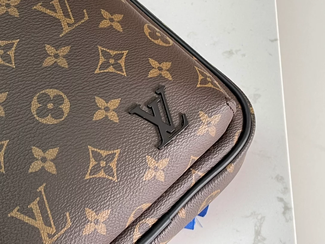 LOUIS VUITTON AVENUE SLINGBAG - LBV413