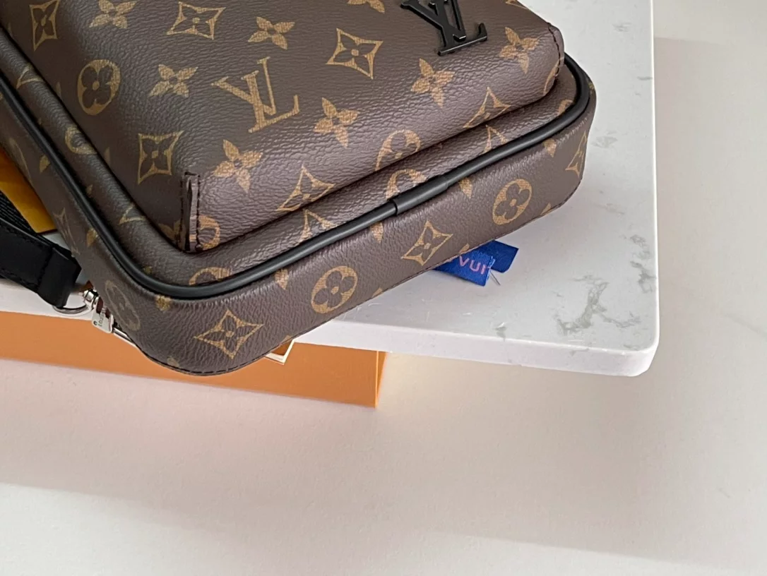 LOUIS VUITTON AVENUE SLINGBAG - LBV413