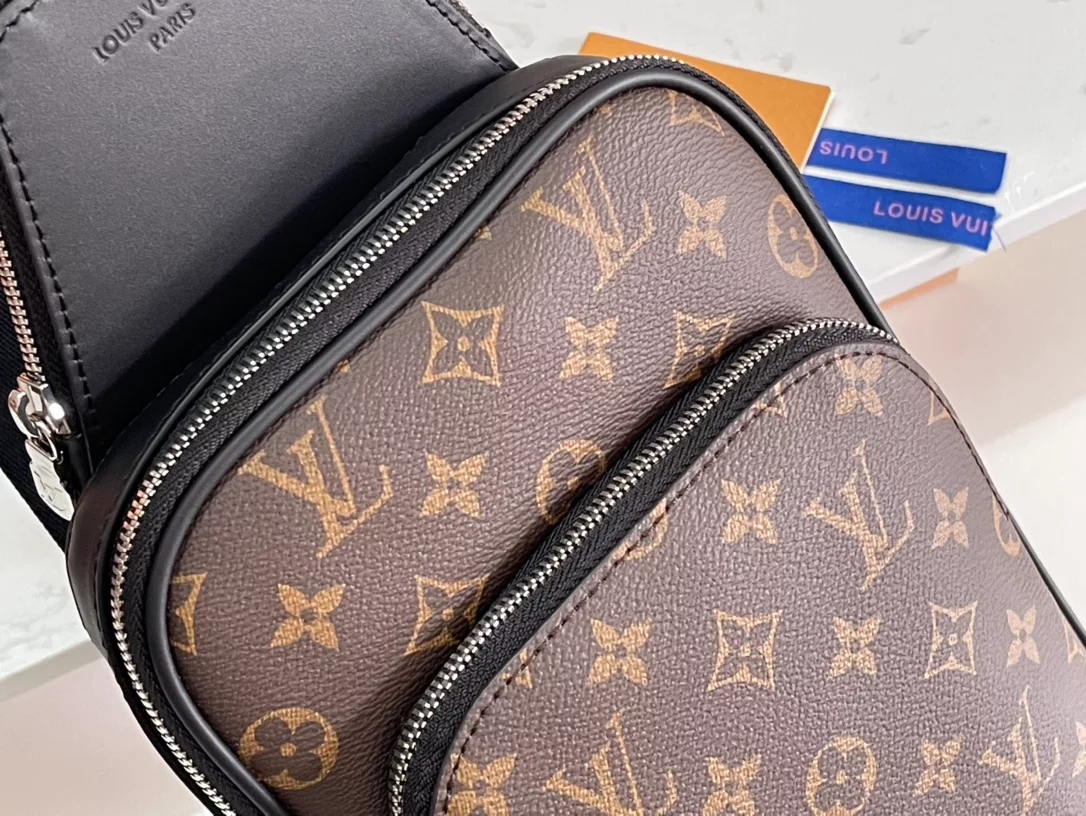 LOUIS VUITTON AVENUE SLINGBAG - LBV413