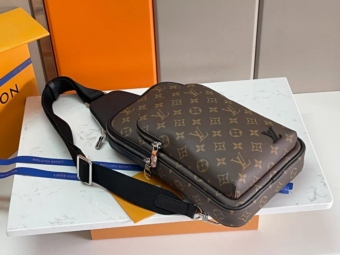 LOUIS VUITTON AVENUE SLINGBAG - LBV413