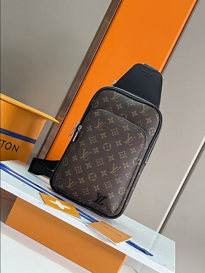 LOUIS VUITTON AVENUE SLINGBAG - LBV413
