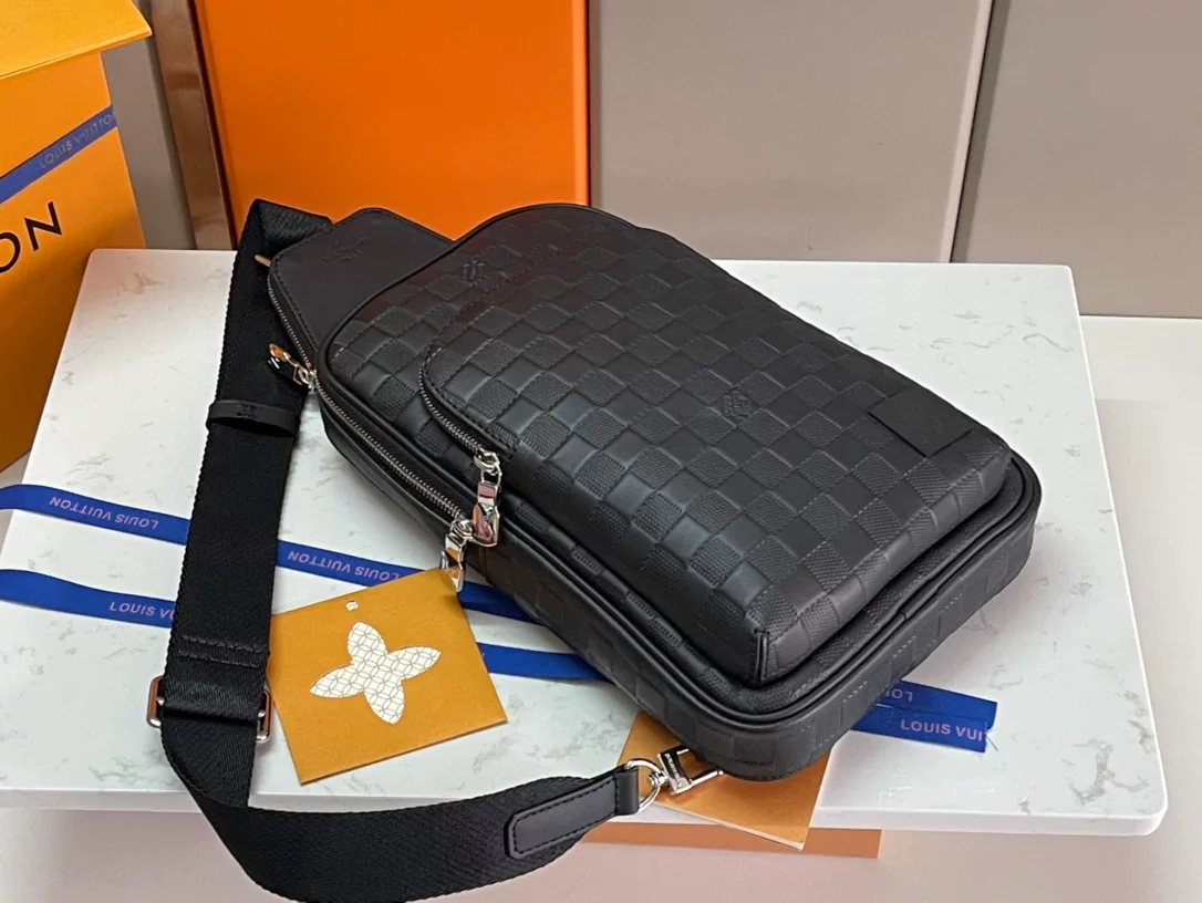 LOUIS VUITTON AVENUE SLINGBAG - LBV414