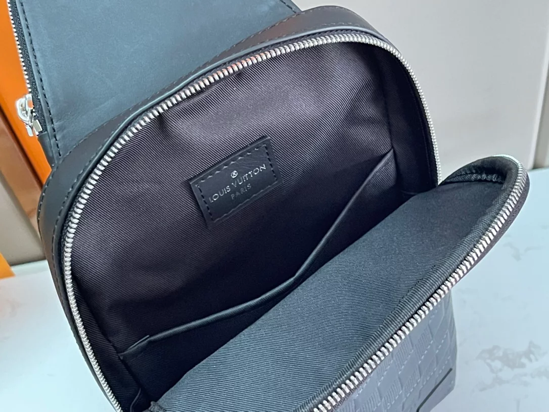 LOUIS VUITTON AVENUE SLINGBAG - LBV414