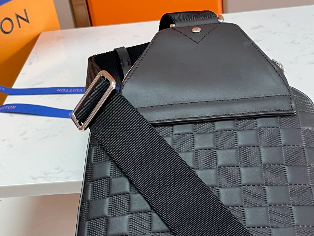 LOUIS VUITTON AVENUE SLINGBAG - LBV414