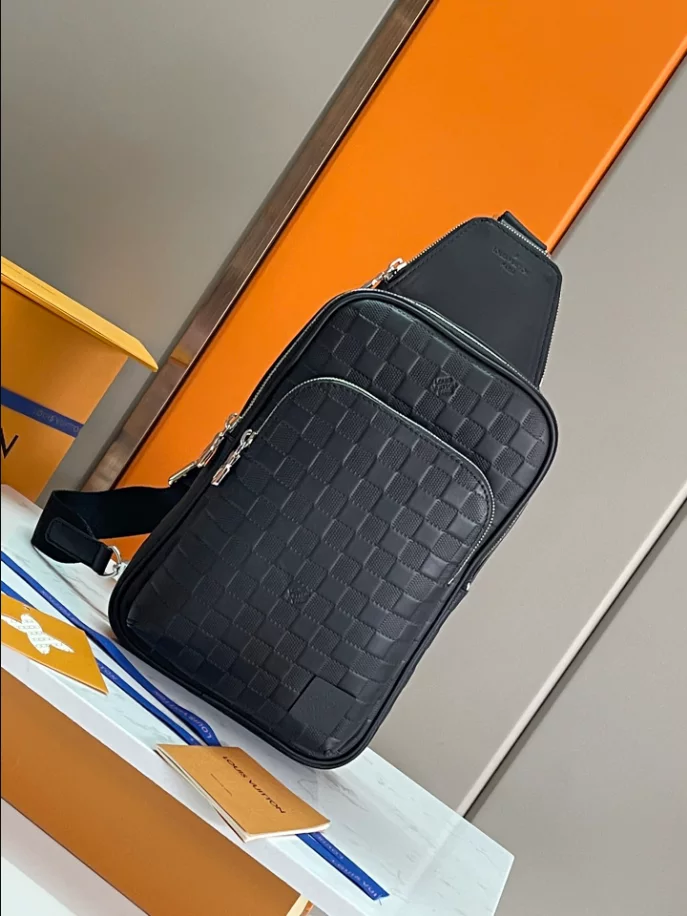 LOUIS VUITTON AVENUE SLINGBAG - LBV414