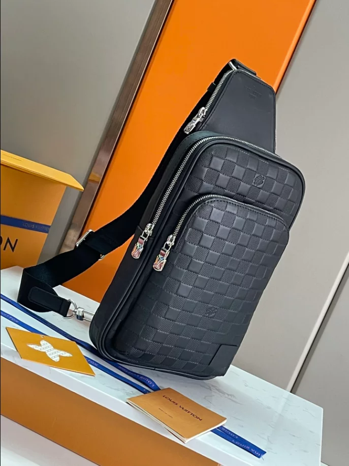 LOUIS VUITTON AVENUE SLINGBAG - LBV414
