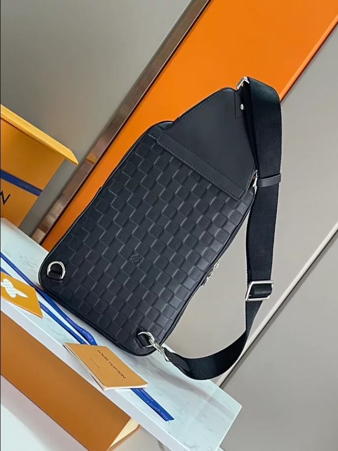 LOUIS VUITTON AVENUE SLINGBAG - LBV414