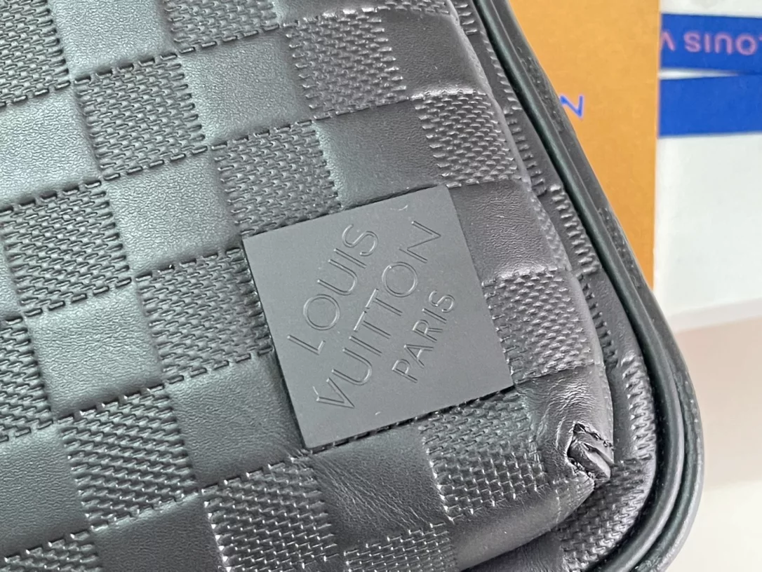 LOUIS VUITTON AVENUE SLINGBAG - LBV414