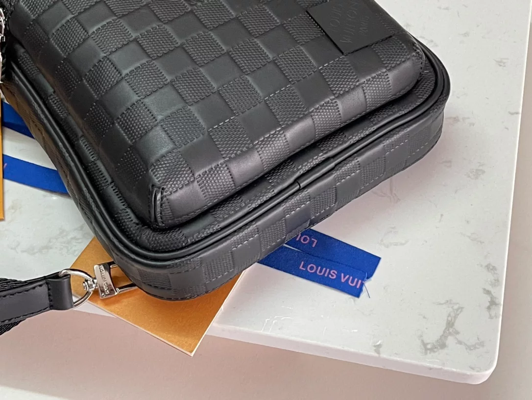 LOUIS VUITTON AVENUE SLINGBAG - LBV414