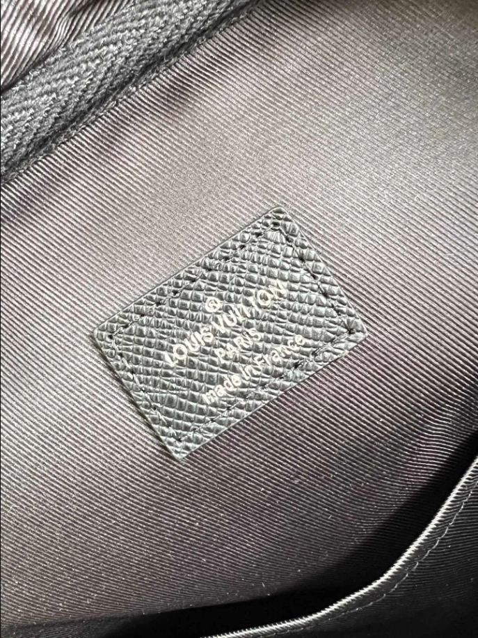 LOUIS VUITTON AVENUE SLINGBAG - LBV417