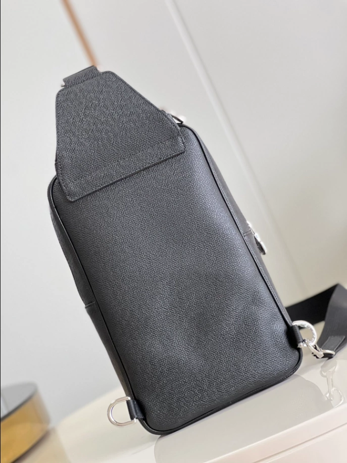 LOUIS VUITTON AVENUE SLINGBAG - LBV417