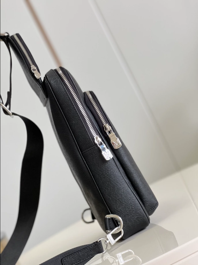 LOUIS VUITTON AVENUE SLINGBAG - LBV417