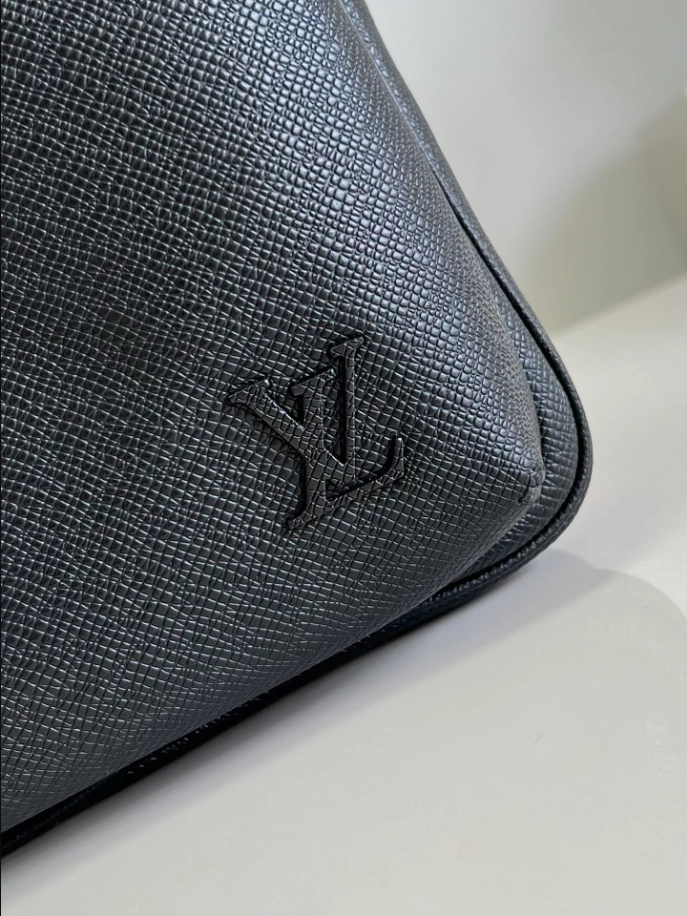 LOUIS VUITTON AVENUE SLINGBAG - LBV417