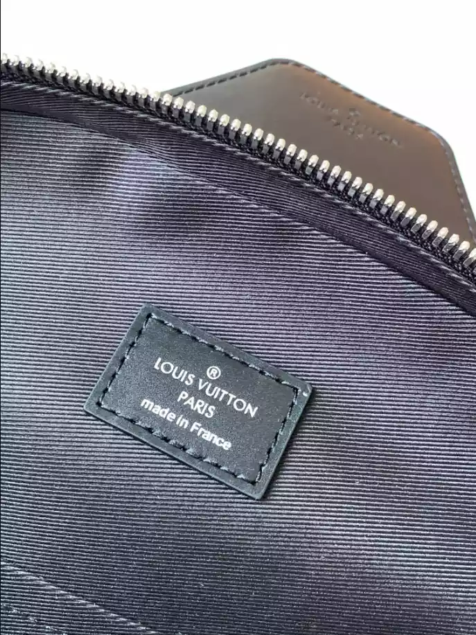 LOUIS VUITTON AVENUE SLINGBAG NM - LBV415