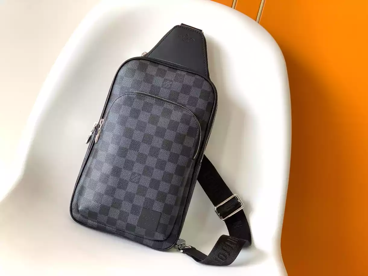 LOUIS VUITTON AVENUE SLINGBAG NM - LBV415