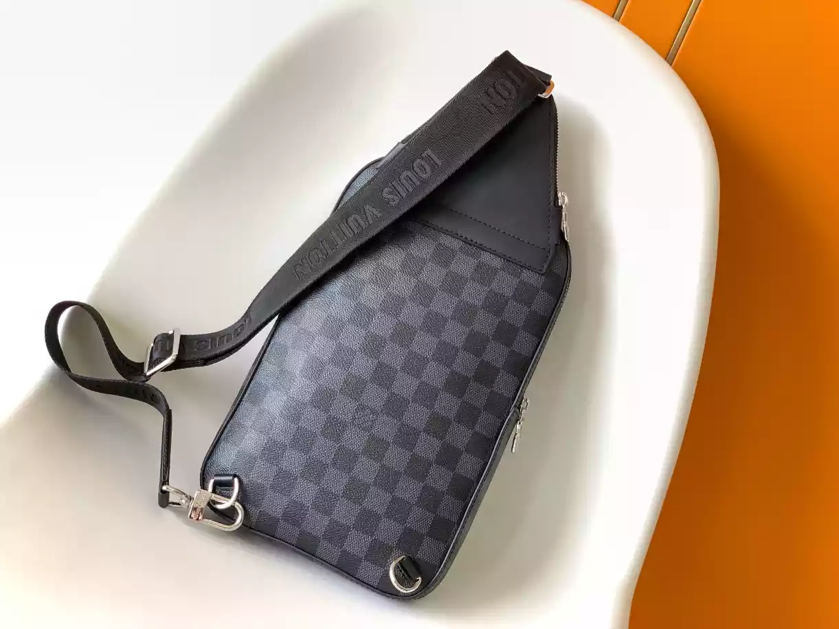 LOUIS VUITTON AVENUE SLINGBAG NM - LBV415