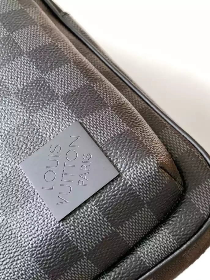 LOUIS VUITTON AVENUE SLINGBAG NM - LBV415