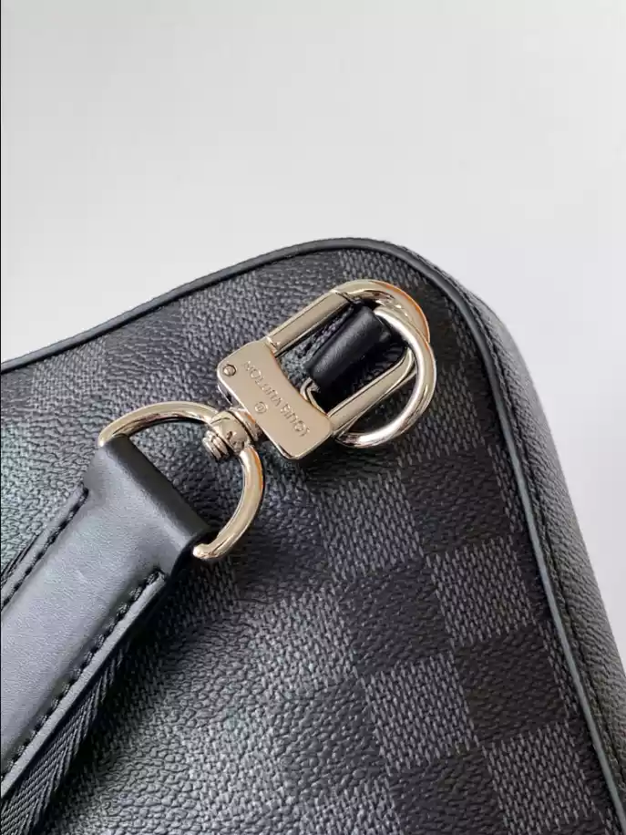 LOUIS VUITTON AVENUE SLINGBAG NM - LBV415