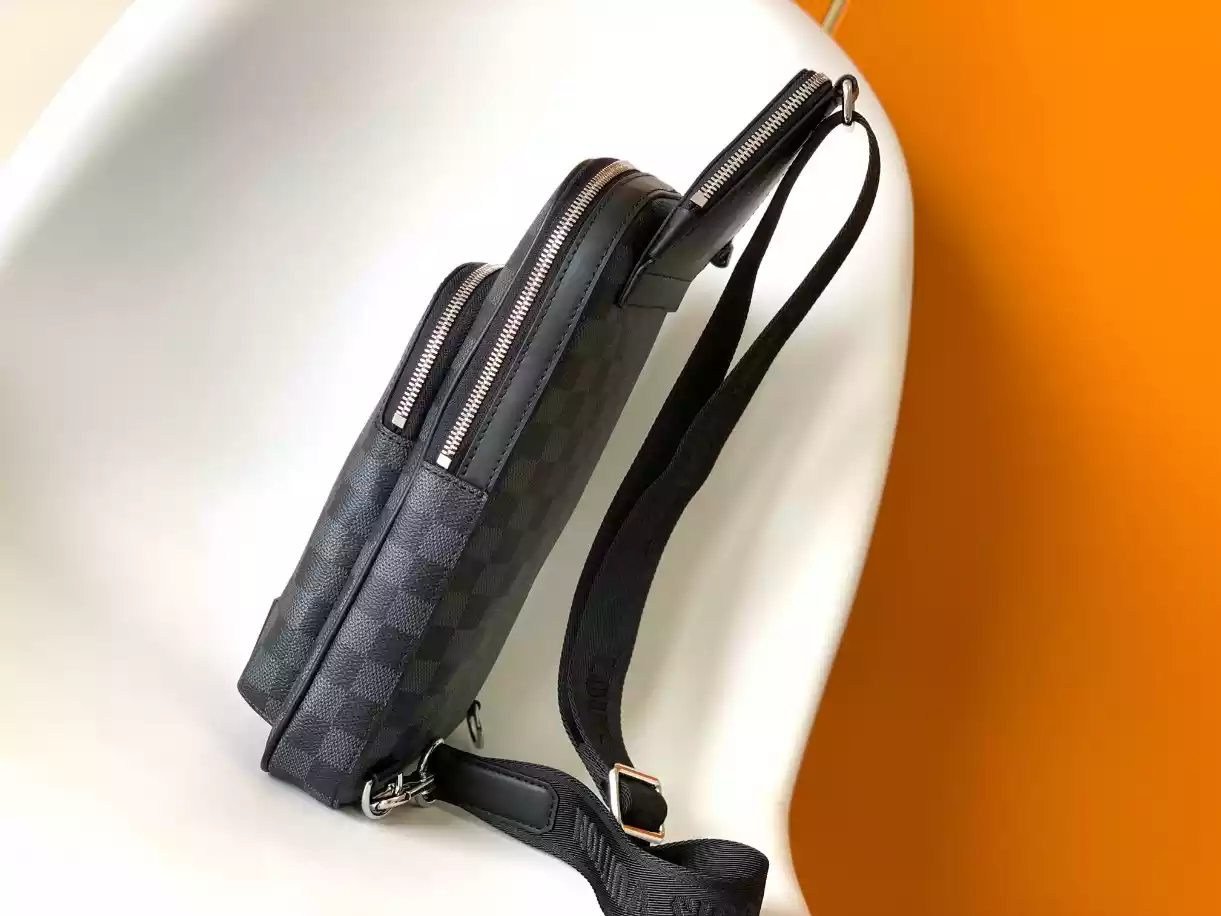 LOUIS VUITTON AVENUE SLINGBAG NM - LBV415