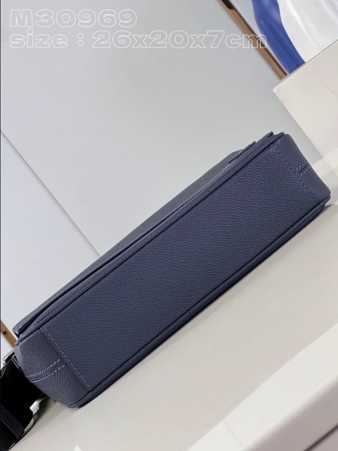 LOUIS VUITTON DISTRICT PM - LBV408