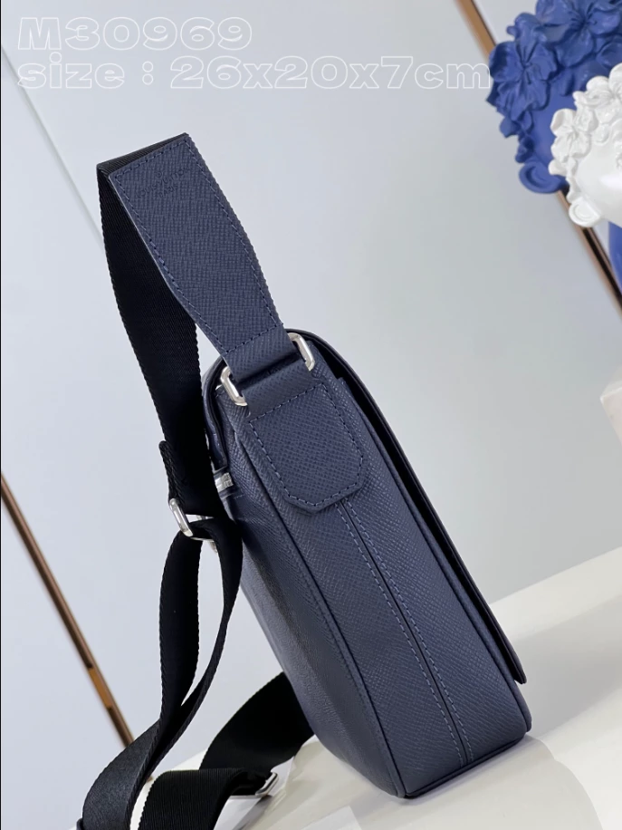 LOUIS VUITTON DISTRICT PM - LBV408