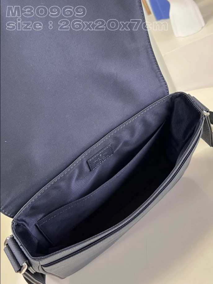 LOUIS VUITTON DISTRICT PM - LBV408