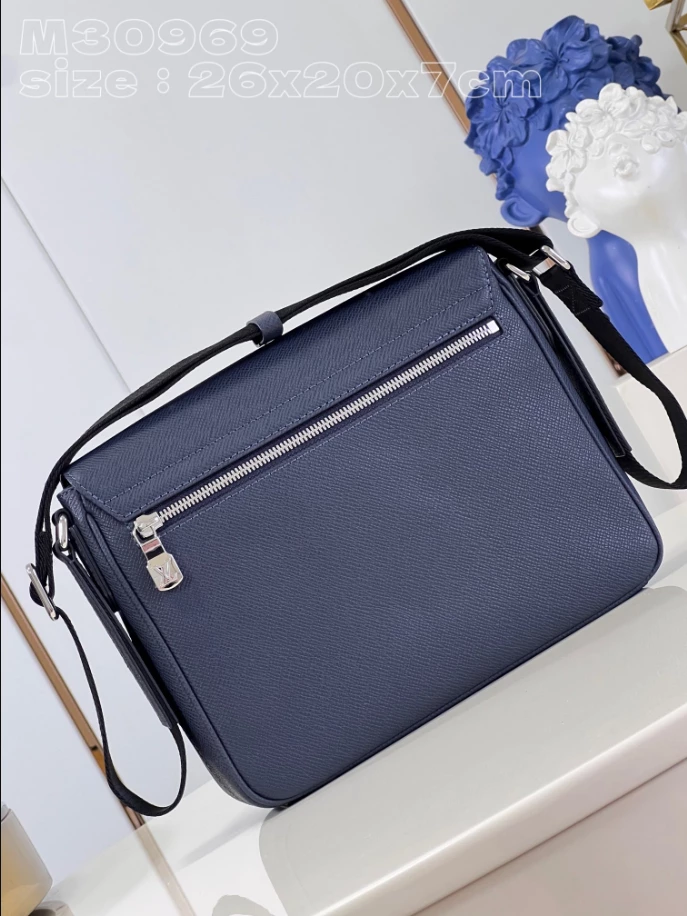 LOUIS VUITTON DISTRICT PM - LBV408