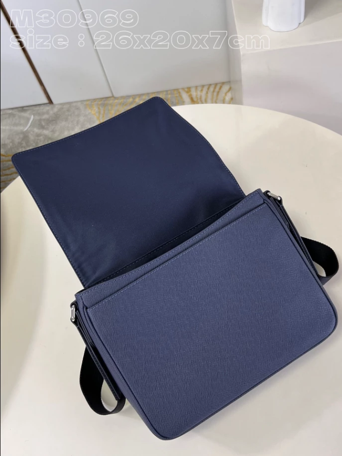 LOUIS VUITTON DISTRICT PM - LBV408