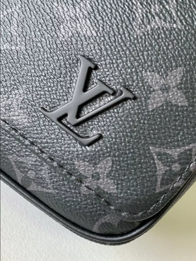 LOUIS VUITTON DISTRICT PM - LBV409