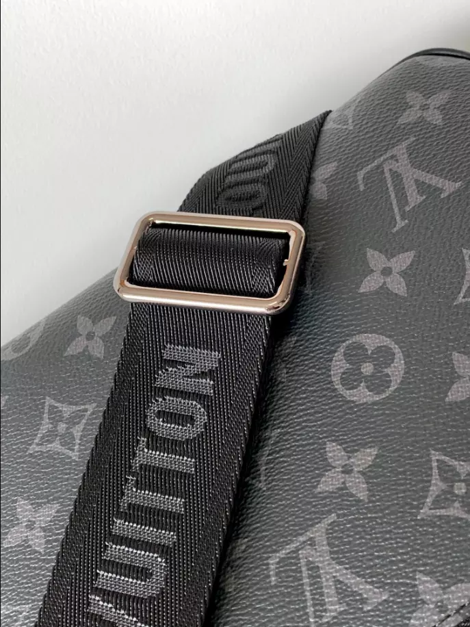 LOUIS VUITTON DISTRICT PM - LBV409