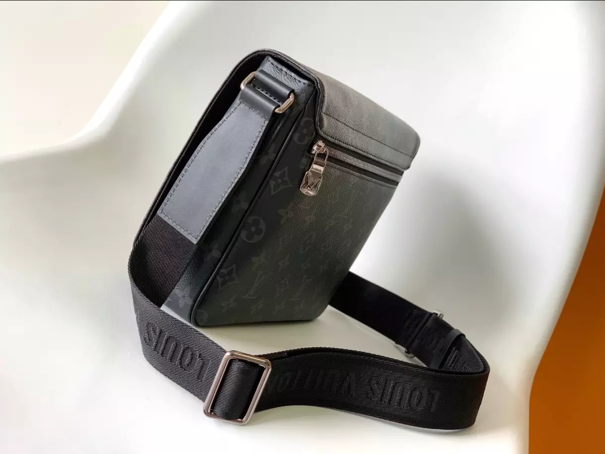 LOUIS VUITTON DISTRICT PM - LBV409