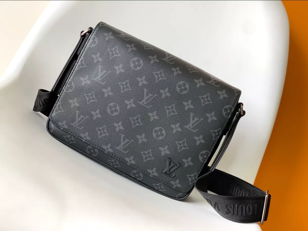 LOUIS VUITTON DISTRICT PM - LBV409