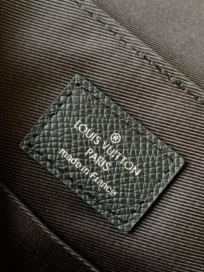 LOUIS VUITTON DISTRICT PM - LBV410