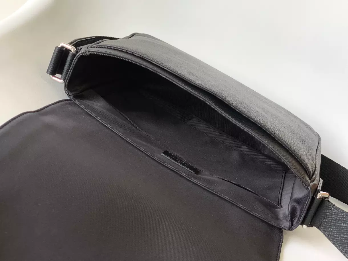 LOUIS VUITTON DISTRICT PM - LBV410