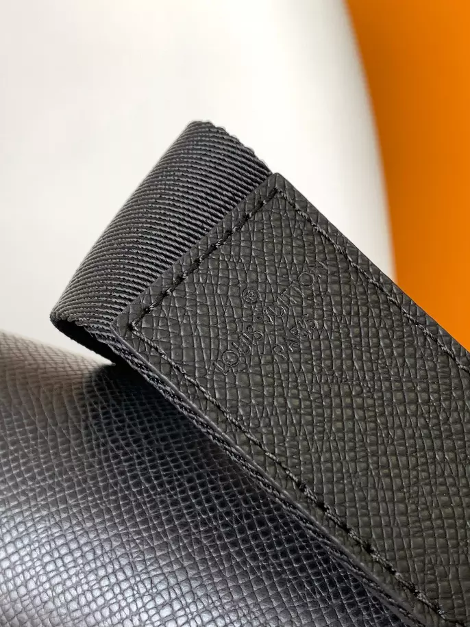 LOUIS VUITTON DISTRICT PM - LBV410