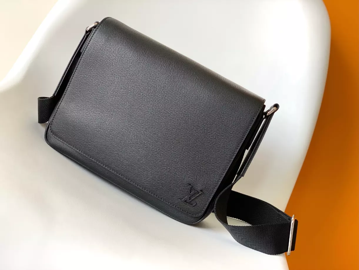 LOUIS VUITTON DISTRICT PM - LBV410