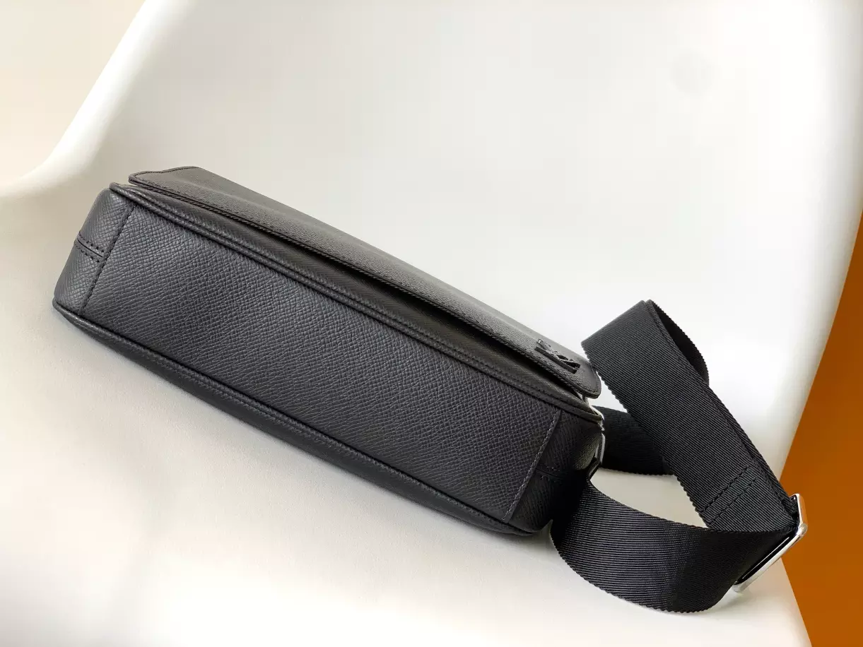 LOUIS VUITTON DISTRICT PM - LBV410