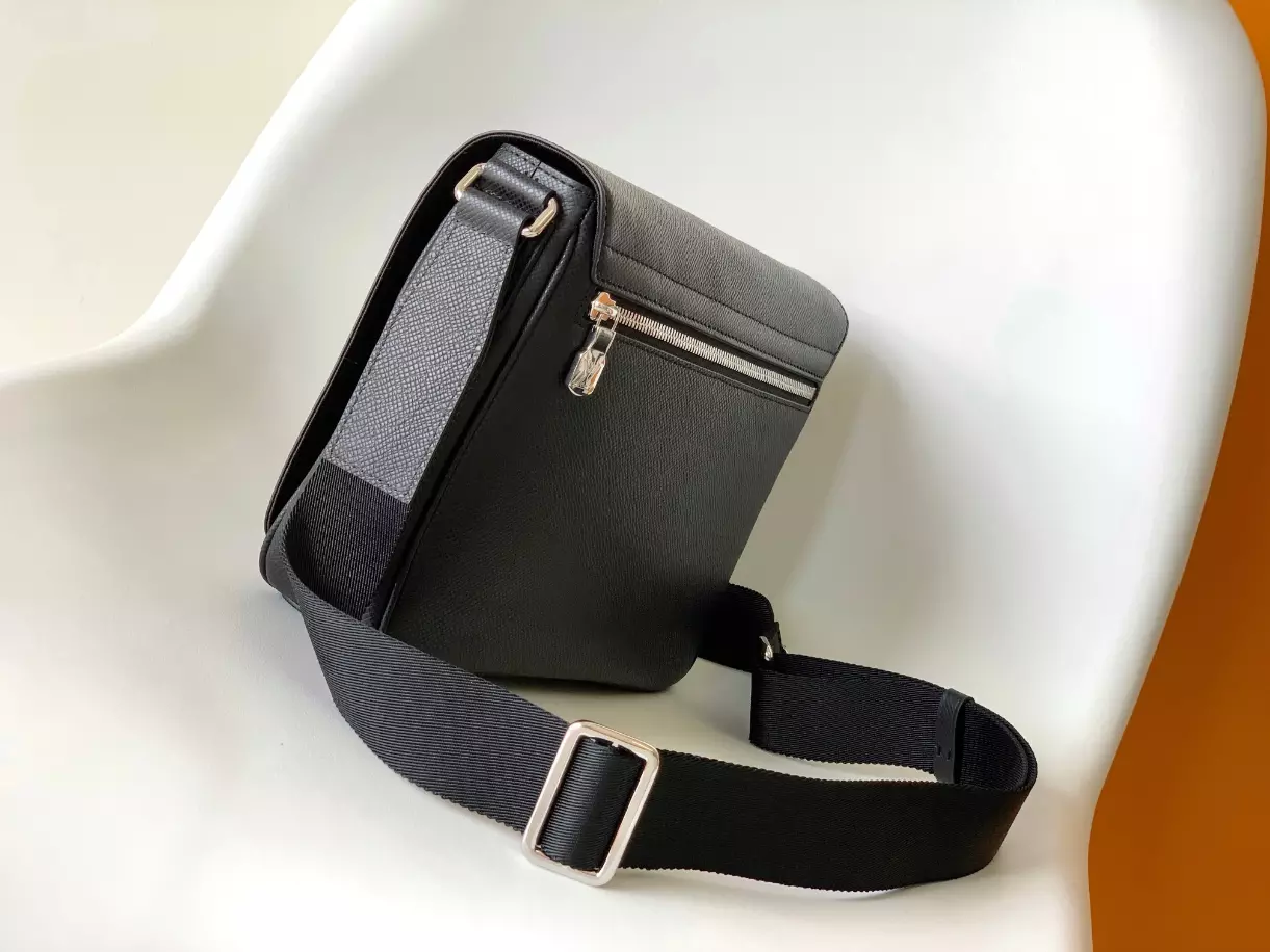 LOUIS VUITTON DISTRICT PM - LBV410