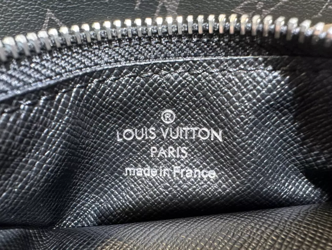 LOUIS VUITTON GASTON WEARABLE WALLET - RRG071