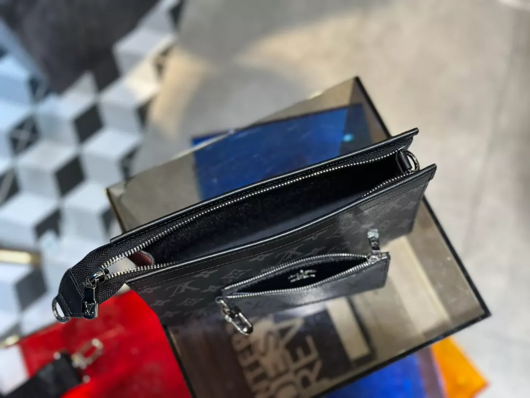 LOUIS VUITTON GASTON WEARABLE WALLET - RRG071