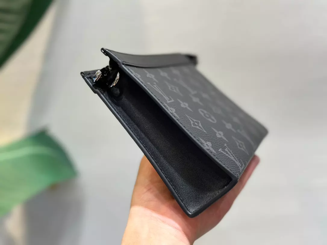 LOUIS VUITTON GASTON WEARABLE WALLET - RRG071